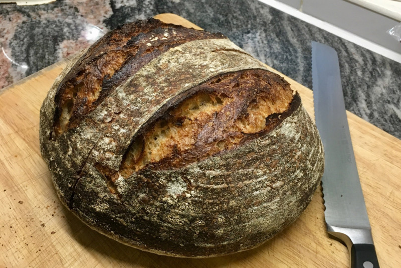 Una barra de pan de masa fermentada recién horneada en una casa de Londres