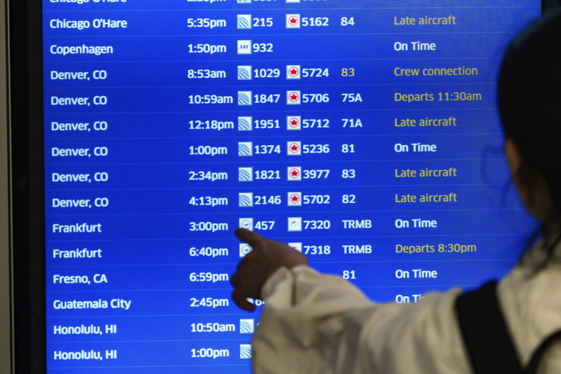 Un viajero revisa el tablero de salidas del vuelo en la terminal de United Airlines en el aeropuerto internacional de Los Ángeles, el miércoles 28 de junio de 2023, en Los Ángeles