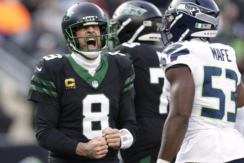 Aaron Rodgers reacciona tras lanzar un pase en el encuentro ante los Seahawks de Seattle el domingo primero de diciembre del 2024