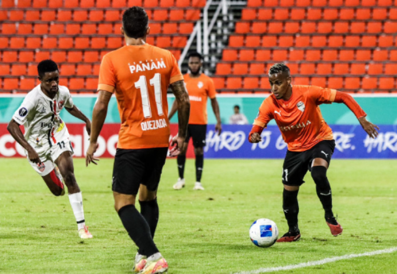 El onceno Cibao Fútbol Club intenta esta noche culminar en grande un año memorable.