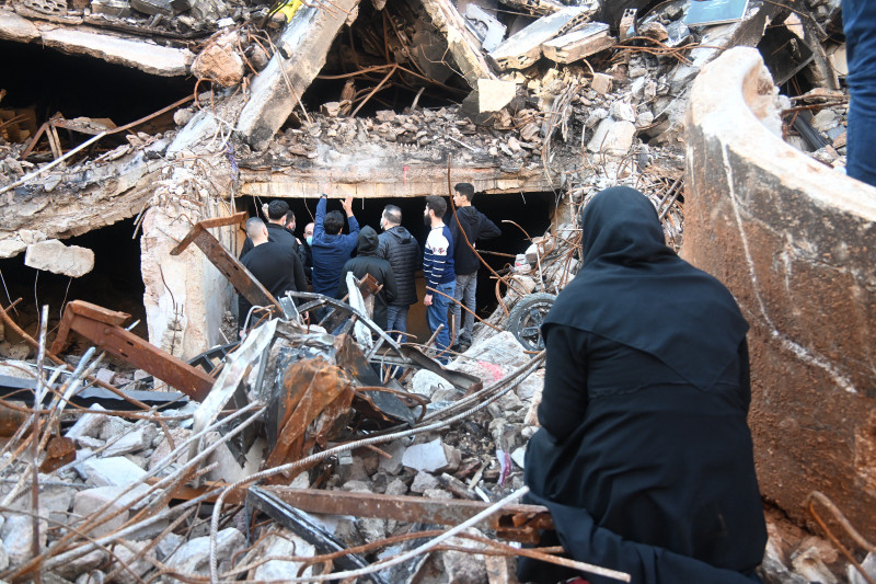 Libaneses visitan la zona de Haret Hreik del barrio de Dahiyeh, donde el líder de Hezbolá, Hassan Nasrallah, fue asesinado en septiembre pasado después del alto el fuego entre el Líbano e Israel el 1 de diciembre de 2024 en Beirut.