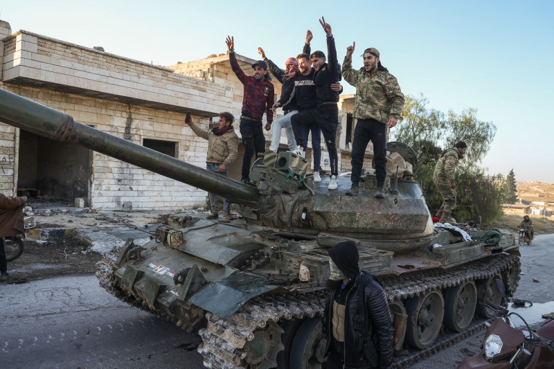 Partidarios de la oposición siria celebran arriba de un tanque de guerra del ejército sirio en el poblado de Maarat al-Numan, al suroeste de Alepo, Siria, el sábado 30 de noviembre de 2024.