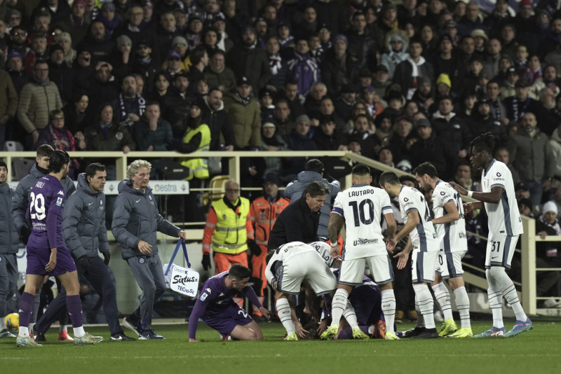 Edoardo Bove de la Fiorentina es rodeado por los jugadores durante el partido entre Fiorentina e Inter de Milán, el domingo 1 de diciembre de 2024