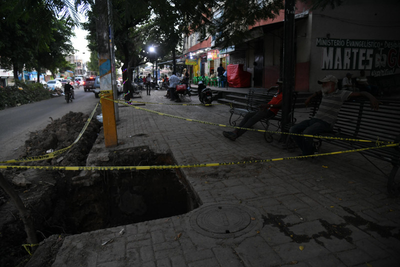 El trabajo inconcluso ha dejado zanjas abiertas muy peligrosas para los transeúntes.