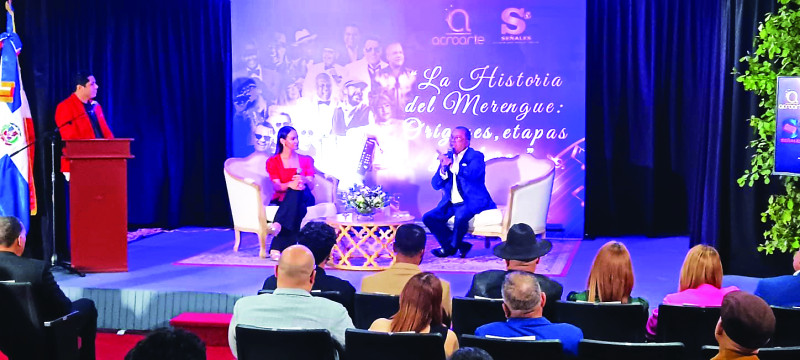 Euri Cabral, a la derecha, durante el lanzamiento de su nuevo libro sobre el merengue. En la imagen también figuran los periodistas Wanda Sánchez y Samir Saba, de Acroarte.