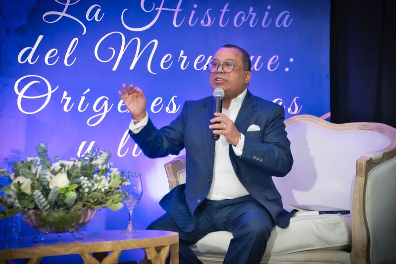 Euri Cabral durante la presentación de su libro.