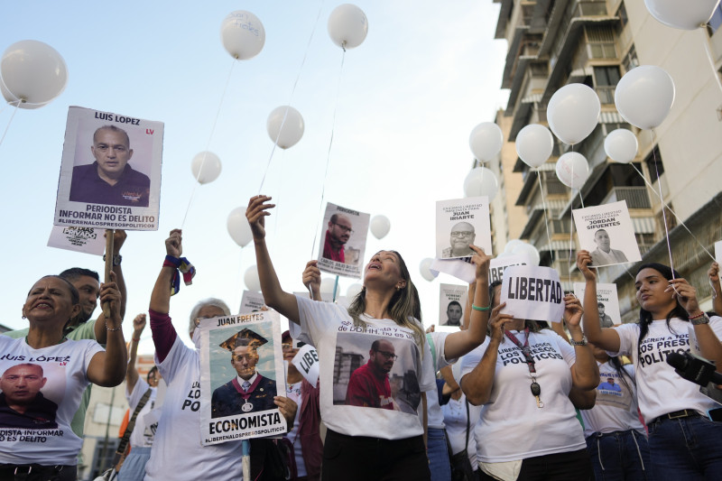 Familiares de detenidos sueltan globos durante una vigilia