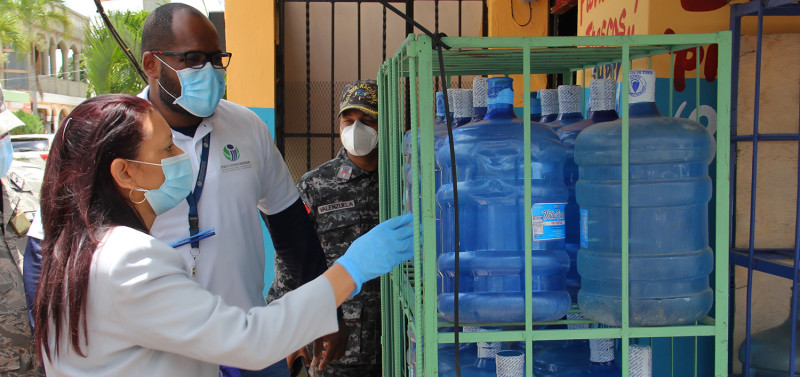 Inspectores de ProConsumidor durante un operativo de inspección al agua en botellones expuesta a la venta en anaqueles.