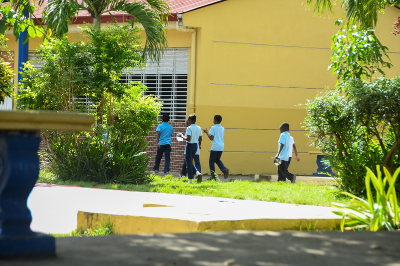 Esta es la escuela básica La Siria, en el municipio Quisqueya, de San Pedro de Macorís, donde se afirma que profesores violaron a la alumna, una menor de 13 años.