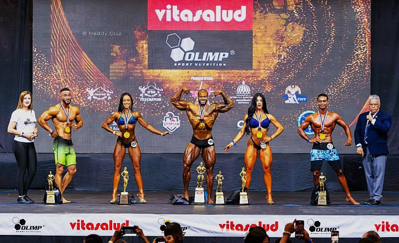 En los extremosTony Peña R. y Wendy Almonte entregan los premios a los ganadores absolutos.En el centro, Carlos Tejada, fisiculturismo y classic physique; Bikini fitness, Lucero Vega; wellness, Liliana Almonte; men´s physique, Alvin Torres y muscular men’s physique, Yadriel Antonio Mora