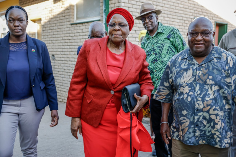 Netumbo Nandi-Ndaitwah (C) llega a votar al colegio electoral de la escuela primaria Emma Hoogenhout en Hochland Park, Windhoek, el 27 de noviembre de 2024 durante las elecciones generales de Namibia