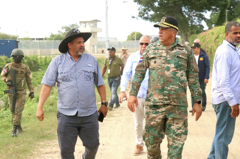 El director de Migración, vicealmirante Luis Rafael Lee Ballester y el alcalde Santiago Riverón.