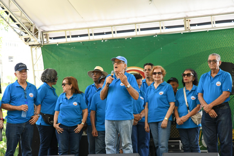 Miguel Franjul junto a los directivos de Alianza Banileja, entidad organizadora del encuentro.