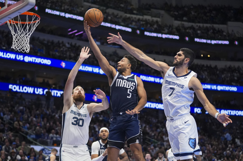 segunda mitad de un partido de la Emirates NBA Cup