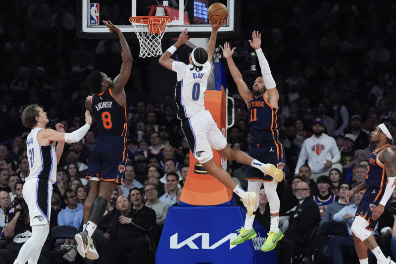 partido de baloncesto de la Copa NBA contra los New York Knicks