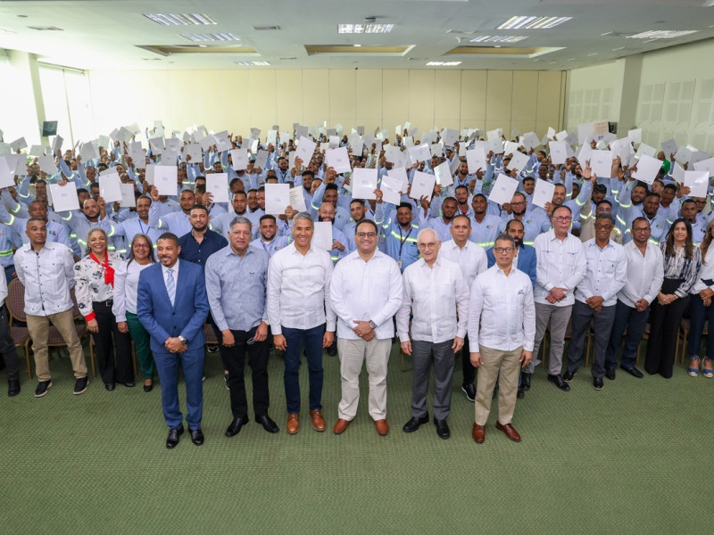 Ejecutivos de la SIE junto al titular Andrès Astacio y los tècnicos certificados.