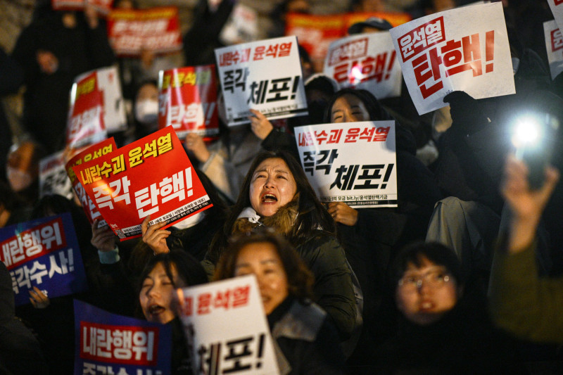 La gente participa en una protesta en Corea del Sur