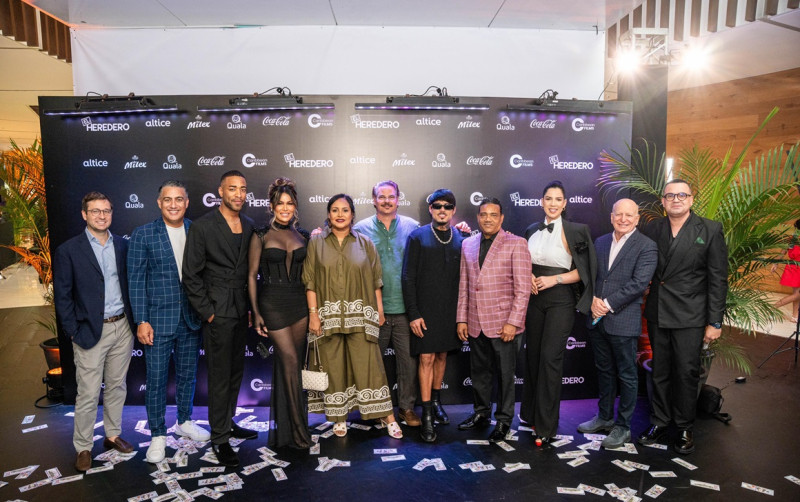 Parte del elenco de la película "El Heredero" y ejecutivos de Caribbean Cinemas durante la premier.