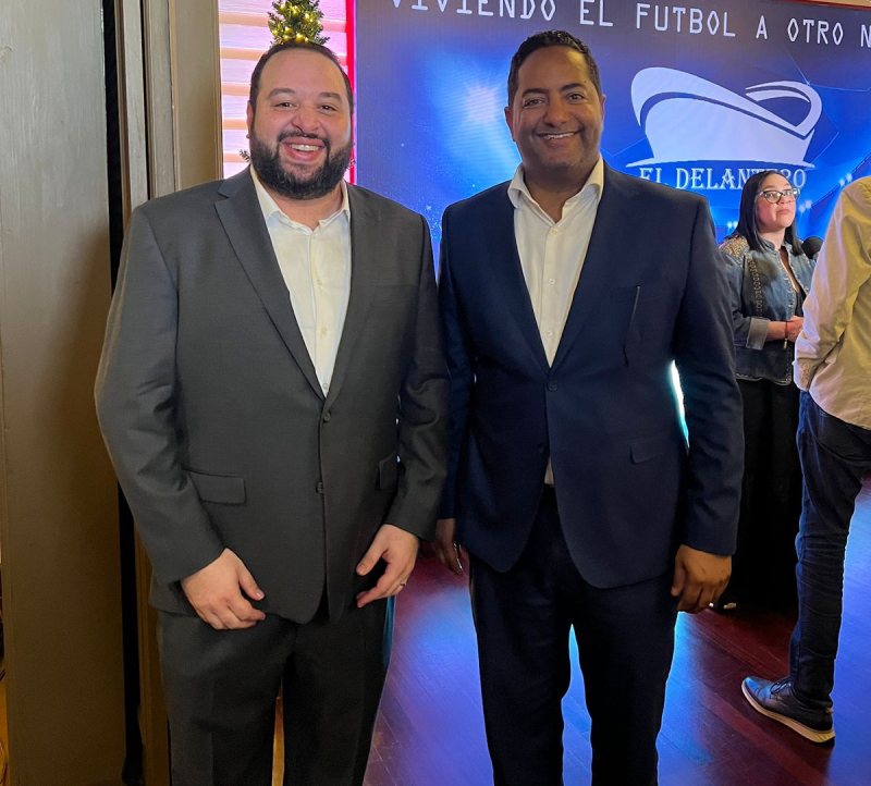 El productor y conductor de El Delantero, Fernando Dauhajre junto al Comisionado de Futbol, Benny Metz.