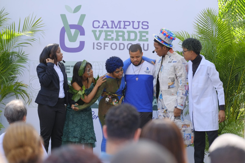 En el acto de lanzamiento del programa, estudiantes de Educación Artística y Educación Física del recinto Eugenio María de Hostos presentaron la obra teatral “Campus Verde Isfodosu”.  A la actividad asistieron colaboradores, profesores y estudiantes de los seis recintos del Isfodosu ubicados en Santo Domingo, Santiago, San Pedro de Macorís y San Juan.