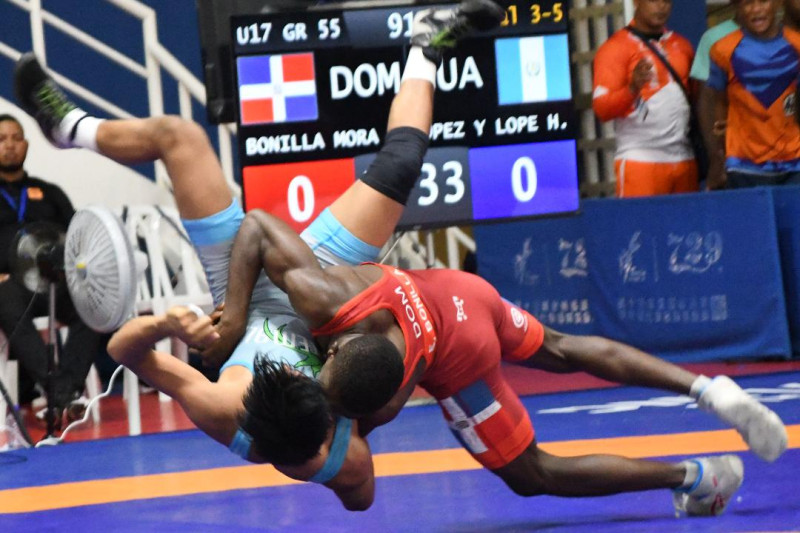 Un momento de acción durante uno de los combates del torneo de lucha.