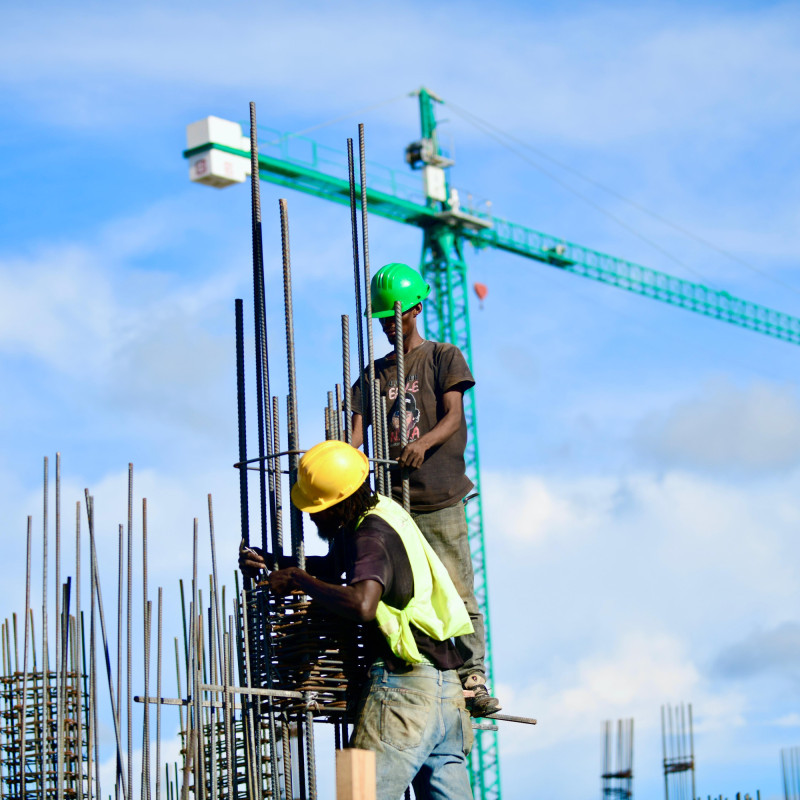 Se destaca la mano de obra haitiana en la construcción.