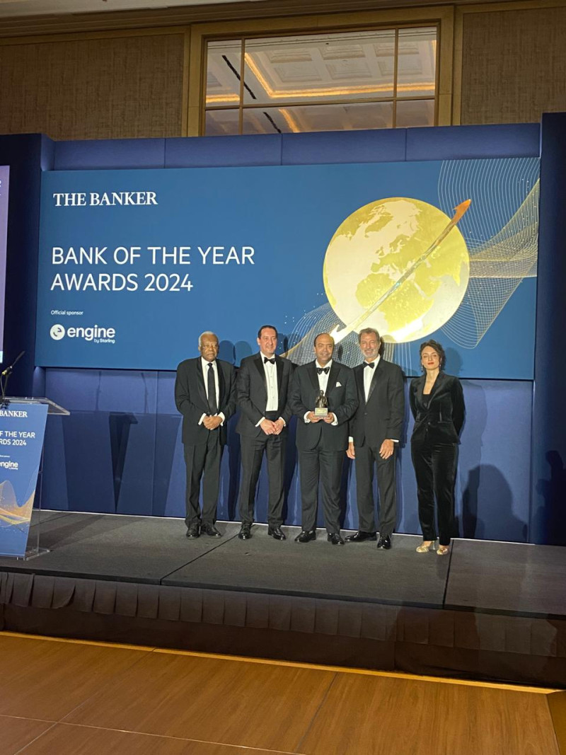 Samuel Pereyra, presidente ejecutivo de Banreservas; recibe en Londres junto a José Obregón,  Vicepresidente Ejecutivo Negocios Internacionales y Gobierno Corporativo, el galardón de parte de ejecutivos de la revista The Banker.