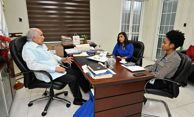 José García Ramírez, director ejecutivo del Conape, al ser entrevistado POR LISTÍN DIARIO en su despacho, donde estuvo acompañado de Saoni Brea, directora de Cuidados Domiciliarios del organismo.