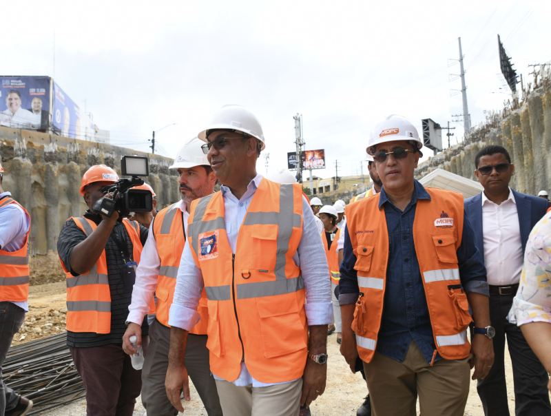 El ministro de Obras Públicas, Deligne Ascención, cuando supervisaba los trabajos en la avenida 27 de Febrero con Isabel Aguiar.