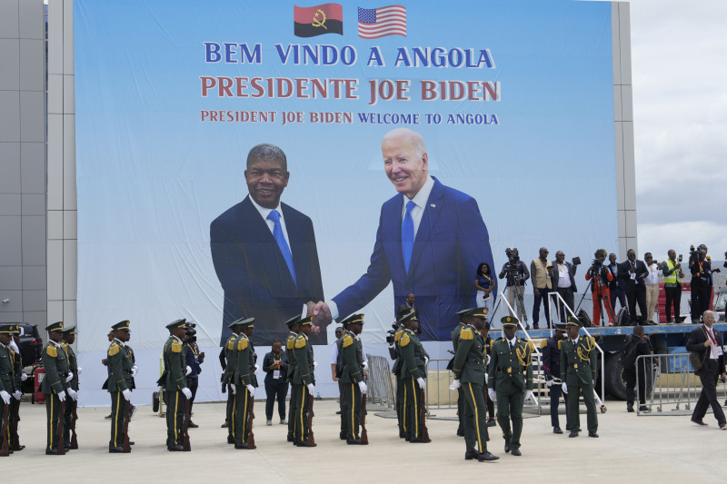 Un cartel que muestra al presidente Joe Biden y al presidente de Angola, Joao Lourenco, en una ceremonia de bienvenida en el aeropuerto Catumbela, en Angola, el miércoles 4 de diciembre de 2024.