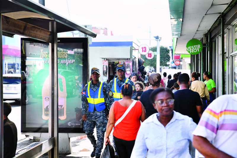 Personal de la policía haciendo labor de patrullaje en una concurrida vía comercial de la capital.