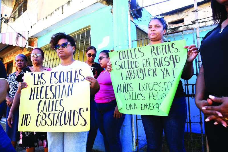 Madres y familiares de estudiantes protestaron ayer por la situación que afecta la salud de los niños.