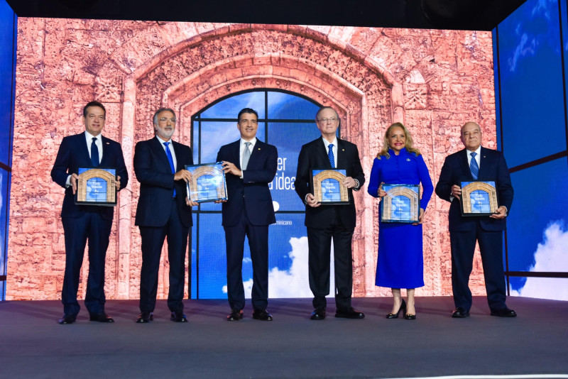 Personalidades en el acto de presentación del libro del Banco Popular.