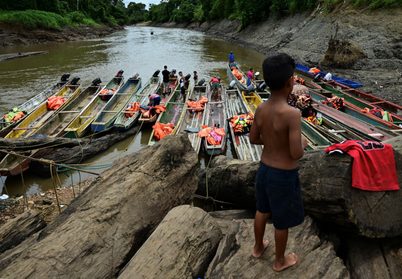 Migrantes venezolanos limpian botes en el Centro de Recepción Temporal para Migrantes en Lajas Blancas, en la provincia selvática de Darién, a 250 km al este de la ciudad de Panamá, Panamá, el 26 de septiembre de 2024.