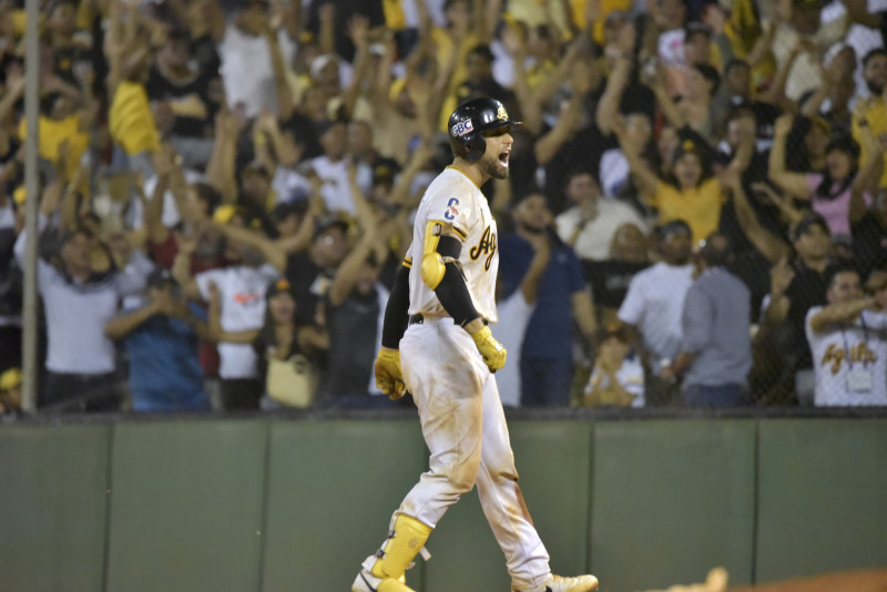 JC Escarra reacciona luego de conectar el batazo ganador para las Aguilas en su éxito ante el Licey.