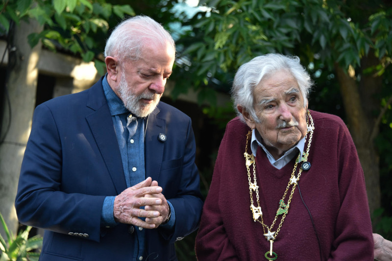 El expresidente de Uruguay, José Mujica (d), habla  con el presidente de Brasil, Luiz Inácio Lula da Silva