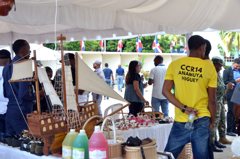 La calidad de las artesanías elaboradas por los presos era apreciada ayer por los visitantes a la feria.