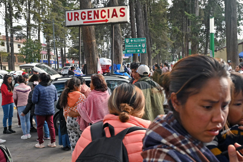 La gente espera afuera del Hospital de Maternidad Perinatal Mónica Pretelini Saenz luego de que se confirmara la presencia de la bacteria Klebsiella oxytoca en Toluca, Estado de México, México, el 6 de diciembre de 2024.