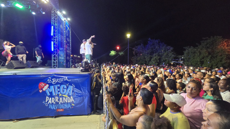 Chimbala cantando en el parque histórico de Montecristi.