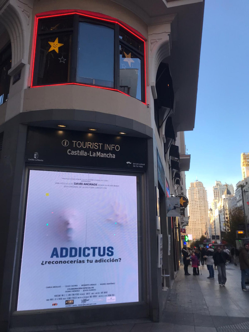 Promoción de la película Addictus en La Gran Vía de Madrid, España.