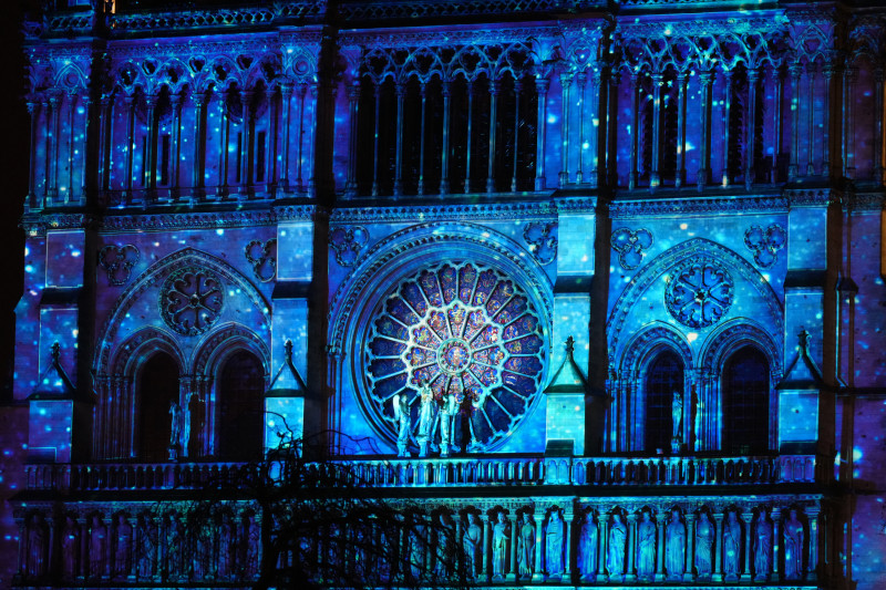 Esta fotografía muestra la Catedral de Notre-Dame iluminada durante una ceremonia para marcar la reapertura de la histórica Catedral, en el centro de París, el 7 de diciembre de 2024.