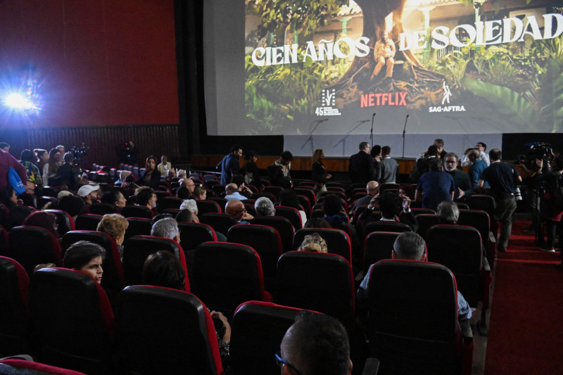 Cubanos esperan antes del inicio de la proyección de la serie televisiva Cien años de soledad