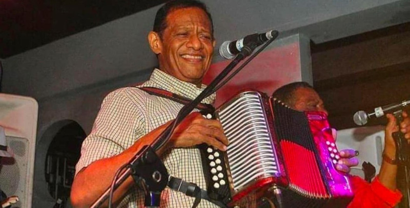 Rafaelito Román fue denominado "el más completo" de la música típica por la cantidad de instrumentos que tocaba, además de cantar.