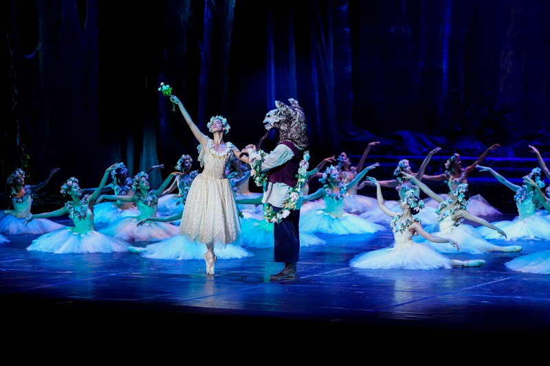 Escena de "Sueño de una noche de verano", que se presentó en el Teatro Nacional Eduardo Brito.