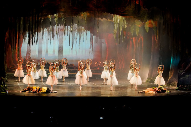 Imagen de "Sueño de una noche de verano" en el Teatro Nacional.