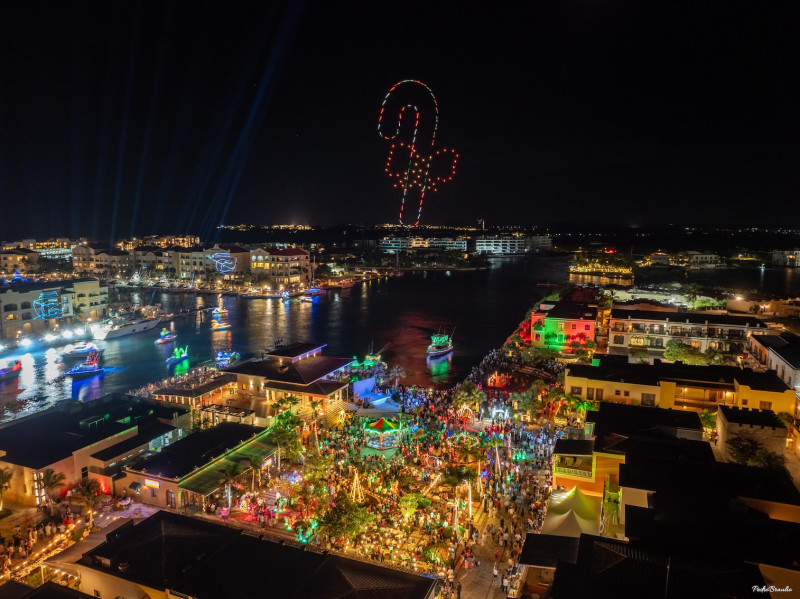 El bastón de Navidad brilló en los cielos de Cap Cana durante el Christmas Boat Parade 2024.