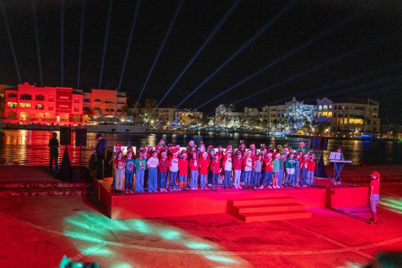 El coro de niños y niñas que marcaron los cantos alegóricos a la Navidad.