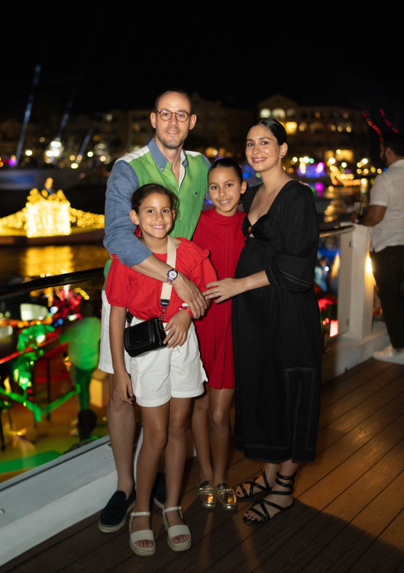 José Gámez, Helen Blandino y sus hijas Ella y Stella.