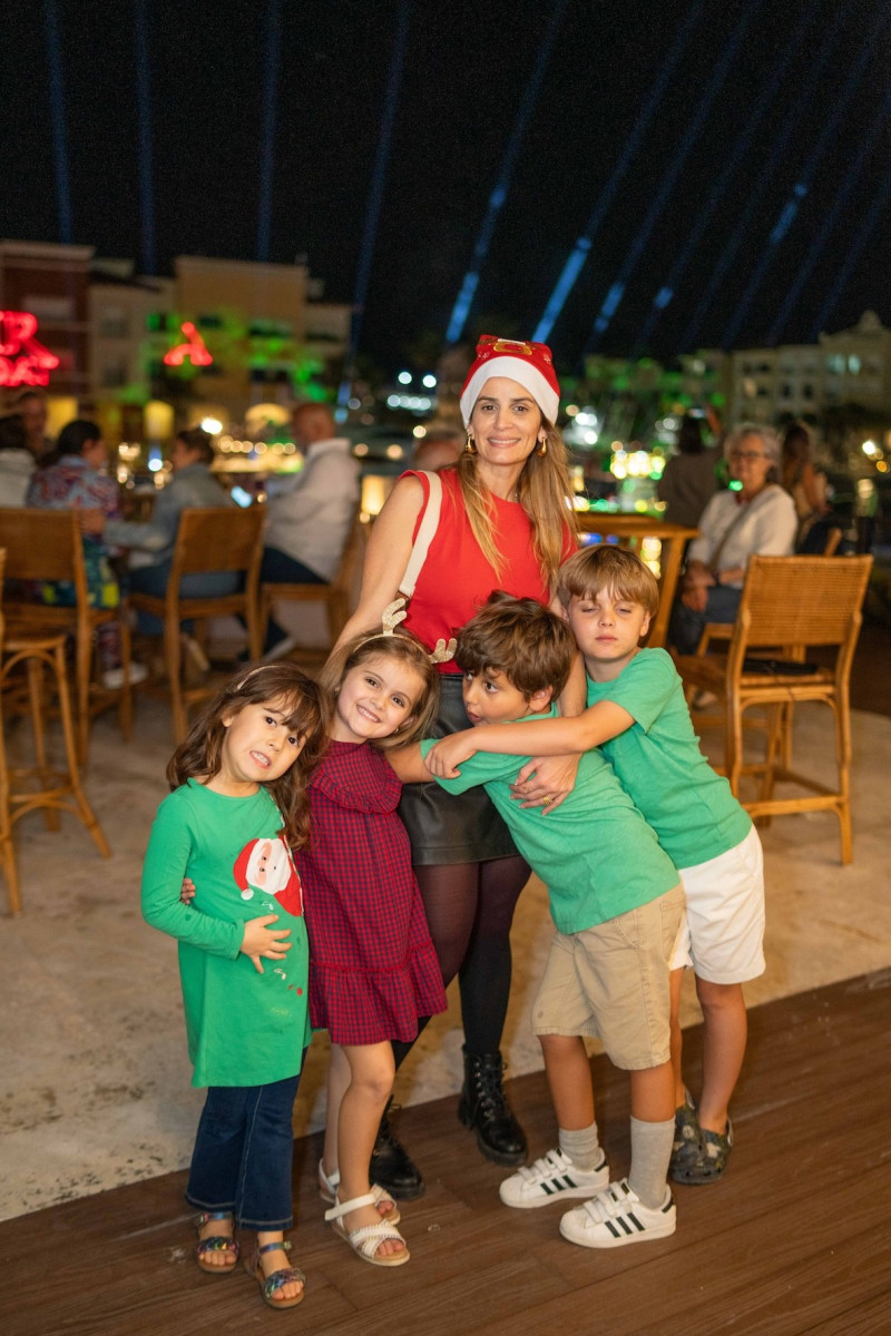 Maria Alejandra Hazoury y familia asistieron al Christmas Boat Parade 2024.