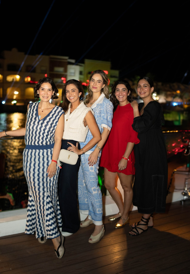 Maria Conchita Alcalá, Ydalia Yunén, Mónika Leschron, Maria Amelia Hazoury y Helen Blandino.